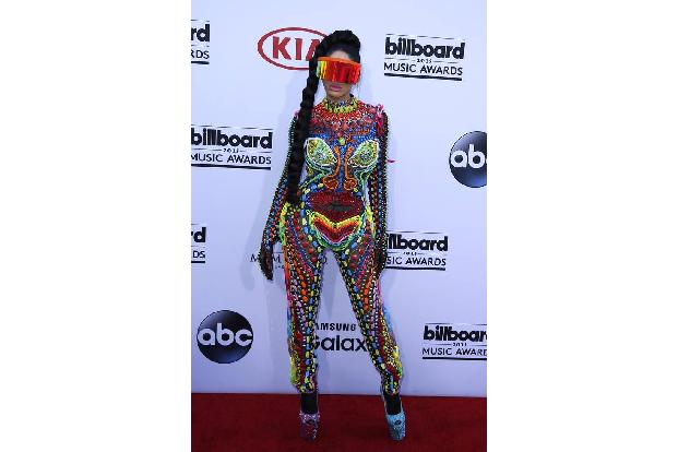 ...die nigerianische Sängerin Dencia, die mit einer Hülle an Farben, Perlen, Pailletten und einer XXL-Brille die Billboard A...