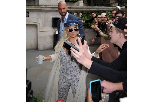 ...Paradiesvogel mit Hang zur Exzentrik erkannt zu werden und die überlebensnotwendige Aufmerksamkeit zu bekommen, werden vo...