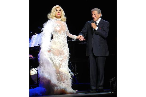 ...dermaßen abgenutzt und vorhersehbar, dass sie einfach nur noch langweilt. Und auch ihre Bühnenoutfits lassen den Charme a...