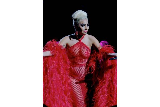 ...ihre Kostümierung hat dann doch eher etwas von Travestie-Varieté-Show. Geschmacklos ist da noch eine nette Umschreibung. ...