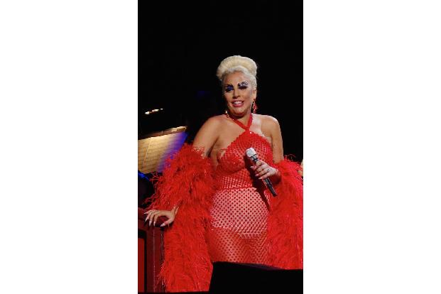 ...als Provokation das bizarres Mädel mit Hüftgold im Oma-Schlüpfer gibt, die ungelenk Jazz-Standards an der Seite eines fas...