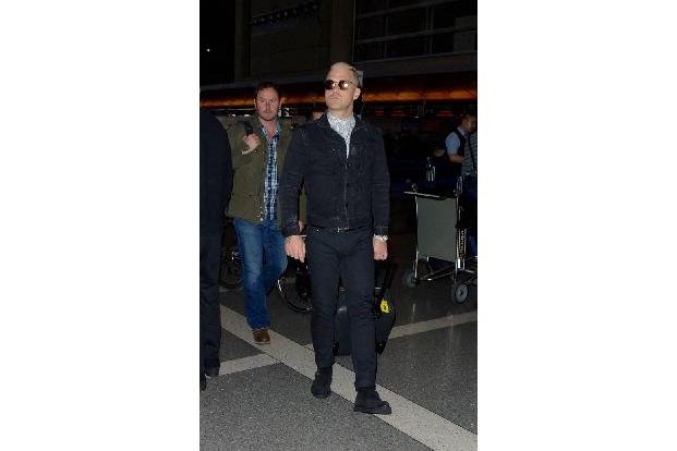 ...in tiefstem Mausgrau. Was ist nur passiert? Hat uns Robbie Williams all die Jahre an der Nase herumgeführt und die grauen...