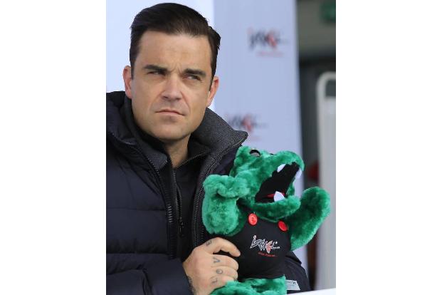 ...der Sänger seine Anhänger künftig nicht mit krokodilgrünem Haupthaar schockiert. Das Grau ist ja erst einmal gewöhnungsbe...