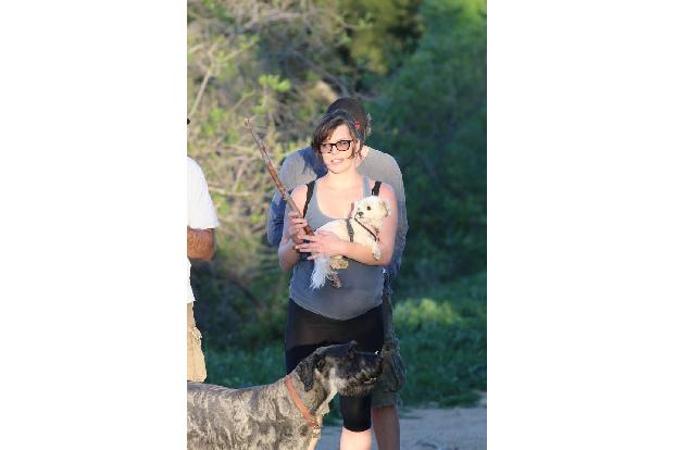 ...die Tour durch die Natur auch zu machen. Kein Wunder, bei dem tollen Wetter! Auch Ehemann Paul Anderson strahlt...