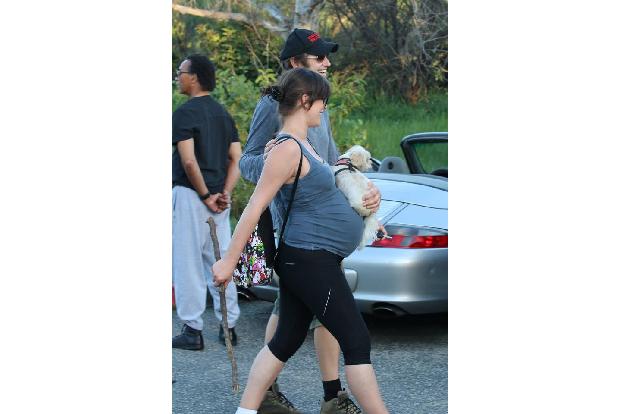 ...über das ganze Gesicht und genießt die gemeinsame Zeit mit seiner hübschen Frau so kurz bevor volle Windeln und Milchfläs...