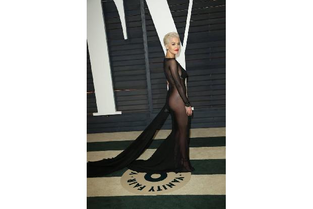 ...hat die Sängerin also allemal. Doch es kann ja auch nicht schaden, jenseits der Musik für Schlagzeilen zu sorgen! Und wie...