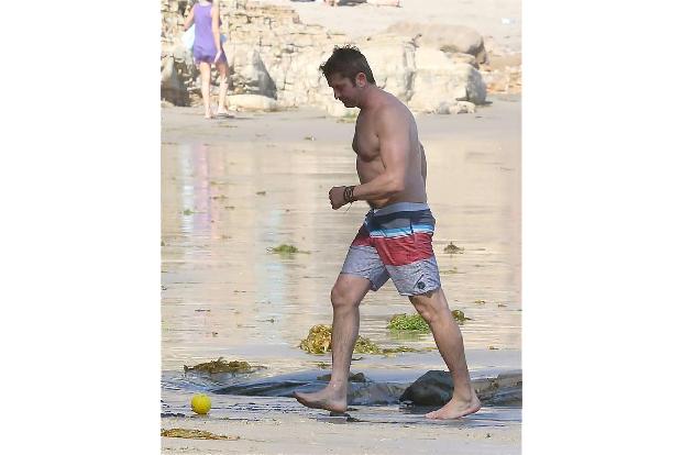 ...Sandalen ist, hat sich körperlich ganz schön verändert! Die Muckis sind einem knuffigen Dad Bod gewichen - DEM Figur-Tren...