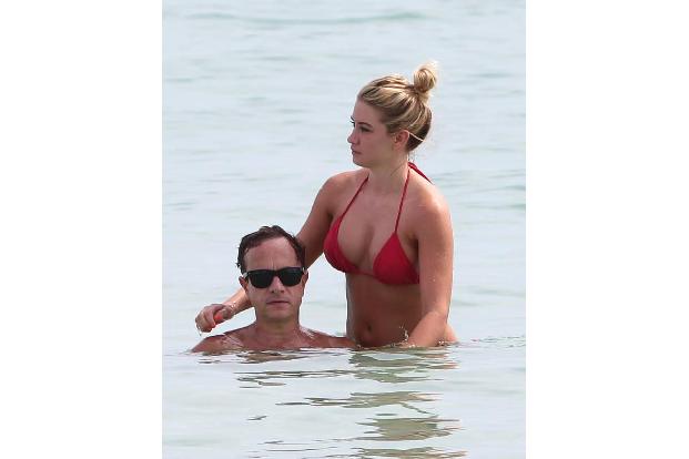 ...wirklich lieber im kühlen Nass des Pazifischen Ozeans abtauchen - und die Body Show seiner jungen Freundin überlassen. Di...