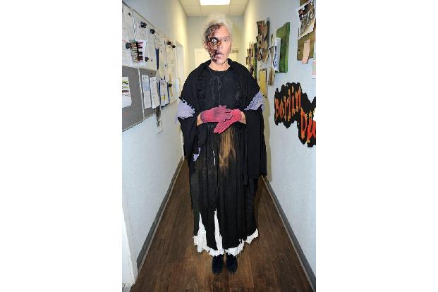 ...einfach noch eine schlabbrige Mittelalter-Kutte übergeworfen und rosafarbene Samthandschuhe übergestülpt und der 