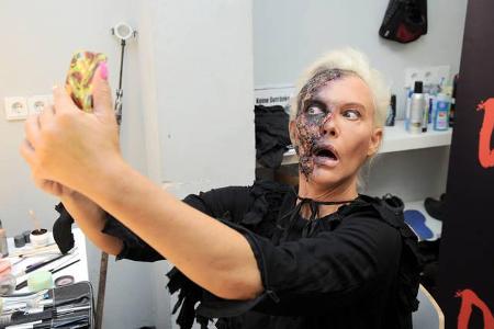 ...wohl selbst kaum glauben, wie überzeugend sie aussah - da mussten erst einmal unzählige Selfies geknipst werden, damit ma...