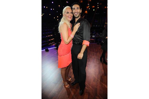 ...die Blondine noch vor einer Woche ziemlich elegant mit ihrem Freund Umut Kekilli bei der RTL-Tanzshow 