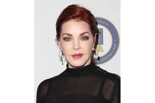 ...Frau Presley - wie schon seit Jahren - verlässlich erstarrt und erschien im gewohnten Goth-Look. Ihre leichenblasse Haut ...