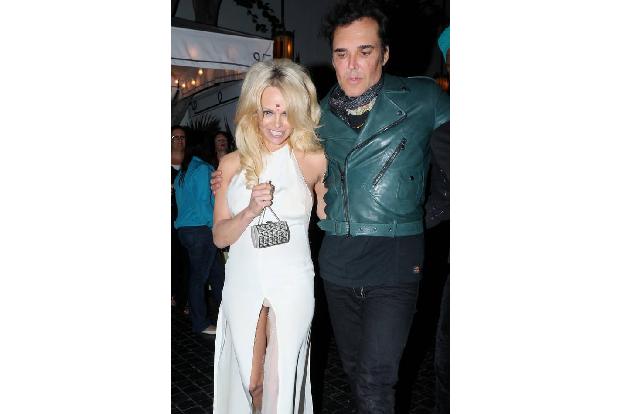 ...hingegen war im Laufe des Abends immer ausgelassener. An der Seite des Fotografen David LaChapelle musste sie nicht nur d...