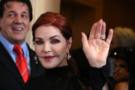 ...Priscilla Presley immer wieder mit ihrem operierten Gesicht für Stirnrunzeln sorgt, so sei auch erwähnt, dass sie im Beve...