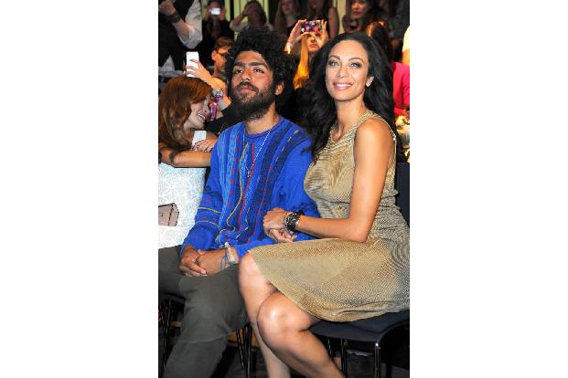 ...auf seine Begleitung warten. Und die erschien in Form seiner bezaubernden Stiefmutter Lilly Becker. Gekonnt überstrahlte ...