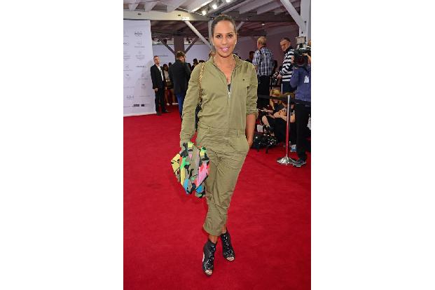 ...zufrieden gewesen wäre? Barbara Becker erschien nämlich zur gleichen Zeit im großen Zelt am Brandenburger Tor - und musst...