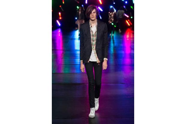 Wer ist denn dieser junge Herr mit Seitenscheitel, der kürzlich bei der Pariser Men's Fashion Week für Saint Laurent über de...