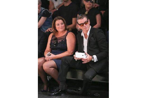 ...während der Show direkt mal in der ersten Reihe, um den Gang seines Sohnes mit eigenen Augen zu begutachten. Mit dabei wa...