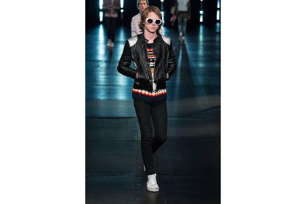 ...Söhne berühmter Eltern auf dem Laufsteg unterwegs. Dieser junge Mann namens Jack hat ebenfalls einen Schauspieler zum Vat...