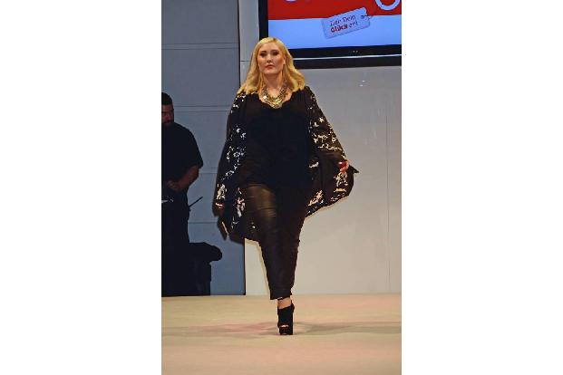 ...auch diese Promi-Tochter, die eher in die Kategorie Plus-Size-Models fällt. Nichtsdestotrotz ist Hayley eine gutgebuchte ...