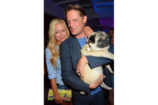 ...dem Mops kuschelte hingegen Steffen von der Beeck. Ach ja, neben Mops Heinz brachte er auch noch Jenny Elvers mit. Wobei ...