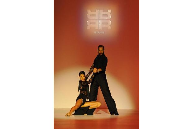 ...Tänzchen mit ihrem Ehemann Massimo Sinato präsentieren. Damit hatte sie immerhin wesentlich mehr zu tun, als die ehemalig...