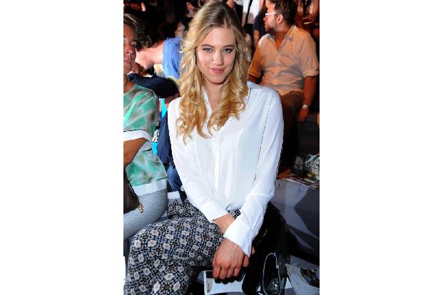 ...Larissa Marolt. Zu der Show von Riani saß sie allerdings in der Front Row - und das ist dann auch nicht zu verachten. Neb...