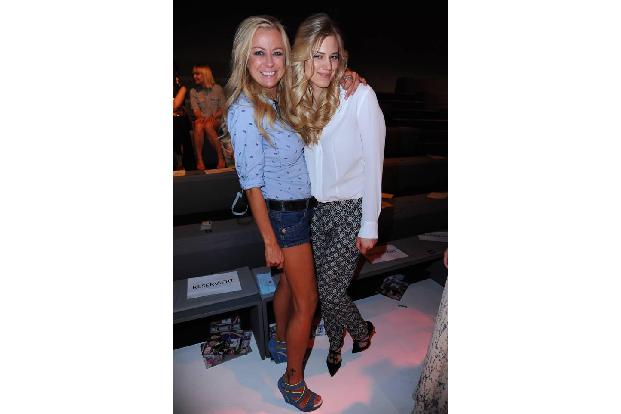 ...Jenny Elvers gab es ein Lächeln für die Fotografen und Frau Elvers musste sich nicht ganz allein in ihren Hotpants dem un...