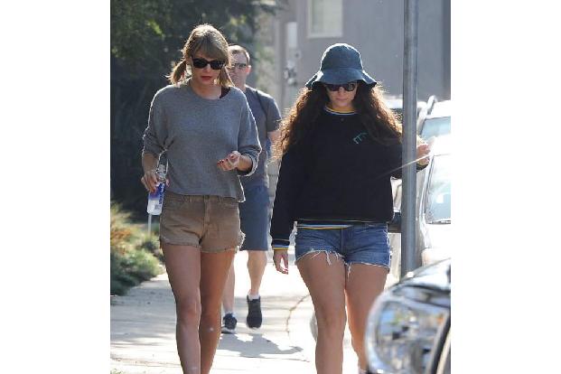 Diese beiden kann derzeit nichts trennen. Seit einigen Monaten schon sind die Sängerinnen Taylor Swift (l.) und Lorde unzert...