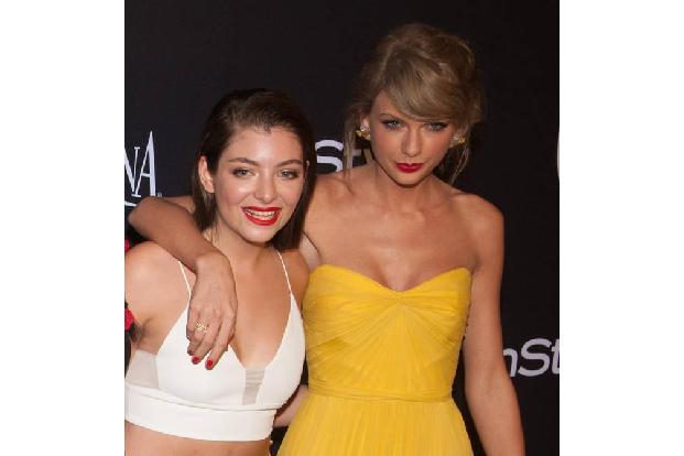 ...zeigte sich das dynamische Duo bei den Golden Globes als eingeschweißtes Team. Doch während die 18-jährige 