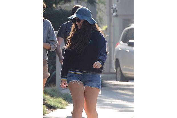 ...zum Teufel gejagt und selbst den Kleiderschrank geplündert zu haben - schließlich muss es für einen Ausflug mit Busenfreu...