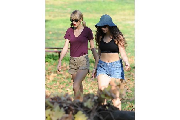 ...der extrem dünnen Taylor Swift kann man selbst mit einer noch so durchtrainierten Figur nur verlieren. Im ultraknappen Ca...