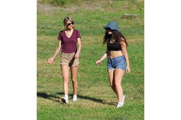 ...Lorde hat sich Taylor sichtlich Mühe gegeben. Der Bob ist zu frechen Zöpfchen gebunden, der knallrote Lippenstift passt b...