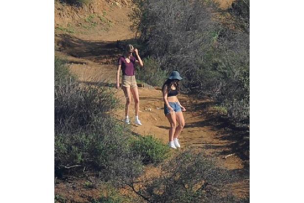 ...kommen dann aber beide ordentlich ins Schwitzen. Da macht sich Lordes knappes Outfit sicherlich bezahlt, auch wenn der Pr...