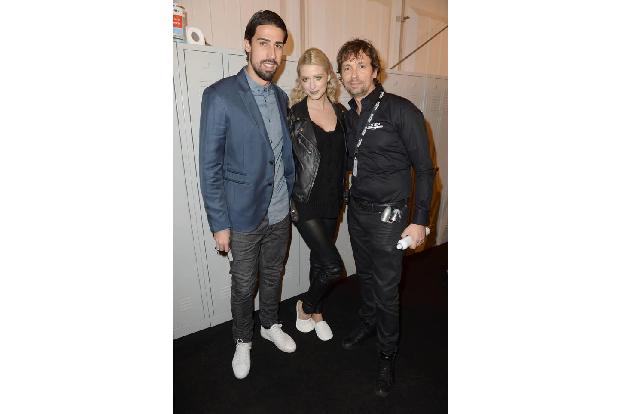 ...im Gepäck. Im Backstagebereich tummelte sich nämlich kein Geringerer als ihr Verlobter Sami Khedira, der beim großen Auft...