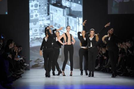 ... zeigte sich verantwortlich für die Make-Up-Trends, die von den Models in Berlin präsentiert wurden und ließ es mit einer...