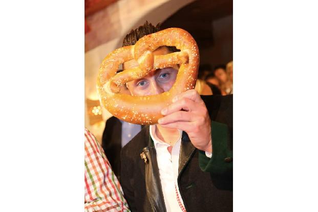 ...Hingucker des Abend war aber nicht der selbsternannte Alpen-Elvis Andreas Gabalier, der mit Riesenbrezel in der Hand Durc...