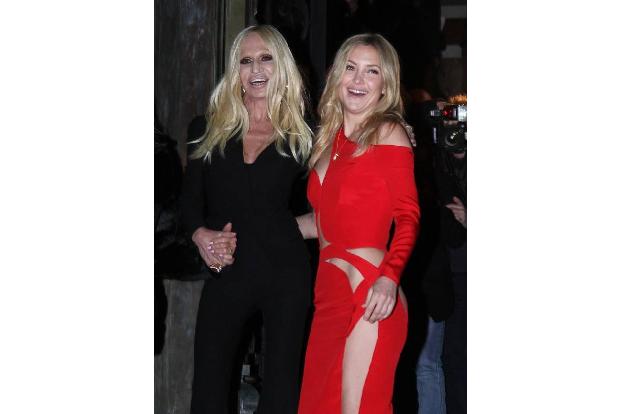 ...Schöpferin des sexy Meisterwerks zeigt sich begeistert von dem prominenten Model. Dabei hat Frau Versace bei der Präsenta...