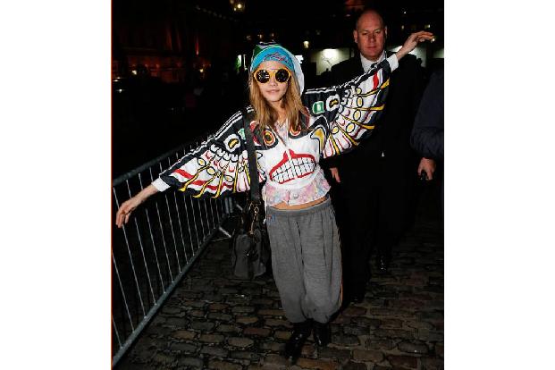 ...wird Cara Delevingne nur, wenn sie mit ihren Freundinnen unterwegs ist. Da wird auch Nachts gern mal Sonnenbrille getrage...