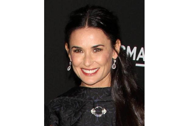 ...bei Demi Moore will man gar nicht glauben, dass sie bereits 52 Jahre alt ist. Dabei sieht sie locker zehn Jahre jünger au...