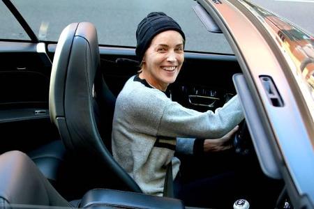 ...ist Frau Stone immerhin die erste weltbekannte Prominente, die an einer Kampagne für ästhetische Behandlungen teilnimmt. ...