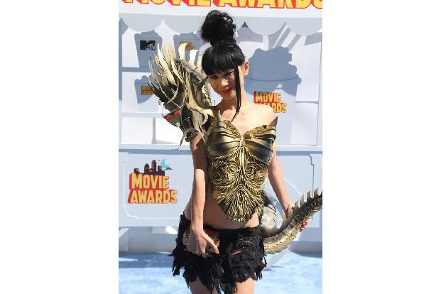 ...hat, so scheint sie immerhin die richtigen Kontakte zu besitzen. Im April erschien sie auf dem roten Teppich der MTV Movi...