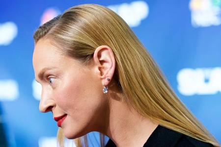 ...hochgezogenen Brauen verzieht die blonde Hollywood-Diva nämlich keine Miene. Ist sie erstaunt, erfreut oder verwundert? I...