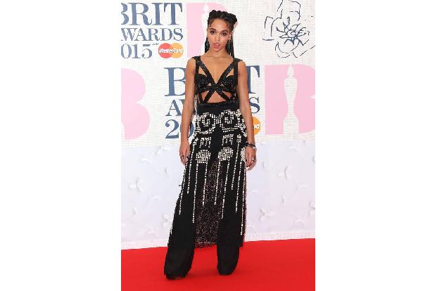 ...Sängerin FKA Twigs. Die Freundin von 