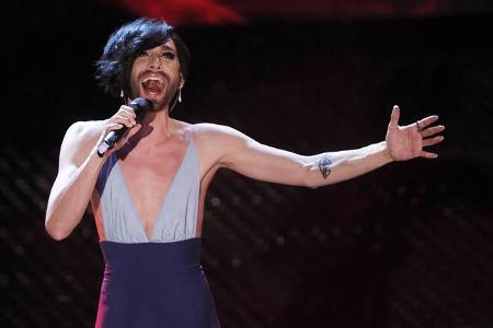 ...beim Gesangsauftritt nicht ab. Und auch das Kleid ist mehr als unvorteilhaft. Viel zu viel (rasierte) Hühnerbrust wird vo...