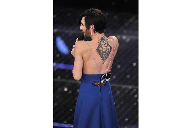 ...kurz diese Frisur wirklich ist. Oder wollte Conchita an diesem Abend nur mal ihre großflächige Tätowierung in Szene setze...