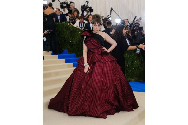 ...bei der Met Gala 2017 konnte man einige Off-Shoulder-Roben erblicken. Pompös kam Lena Dunham in Elizabeth Kennedy daher. ...