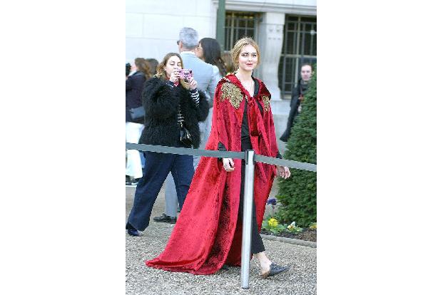 ...immer. Chiara Ferragni, selbst als Bloggerin unterwegs, entschied sich bei der Paris Fashion Week für einen Umhang, der w...