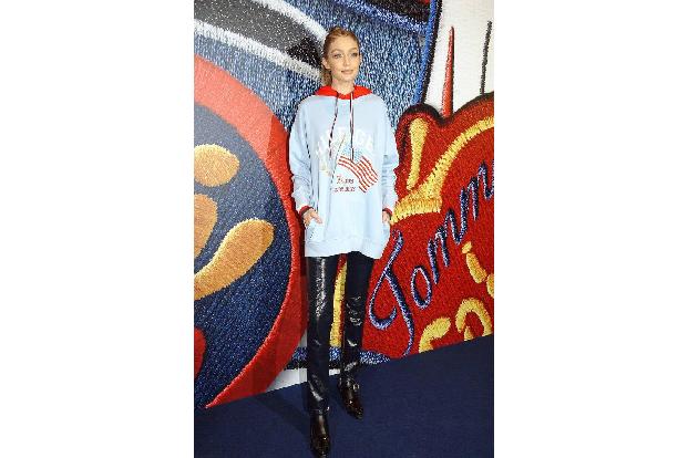 ...Gigi Hadid fühlt man sich ebenfalls in eine andere Zeit versetzt. Der mehr oder weniger schicke Pullover stammt übrigens ...