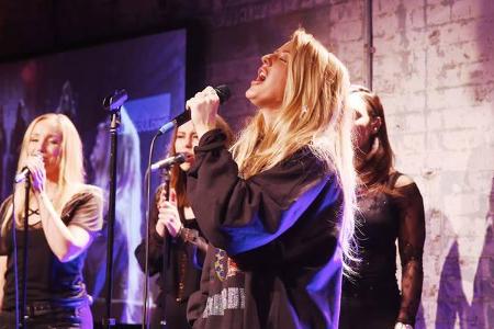 ...durfte sie nach getaner Arbeit auch den Auftritt der Sängerin bestaunen, die vor einem kleinen Publikum ein Akustik-Set i...